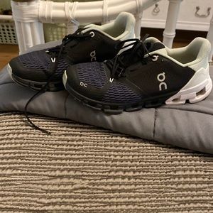 On sneakers shoes 8.5 size